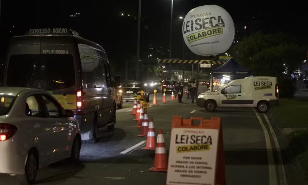 Fiscalização da Lei Seca durante operação de trânsito