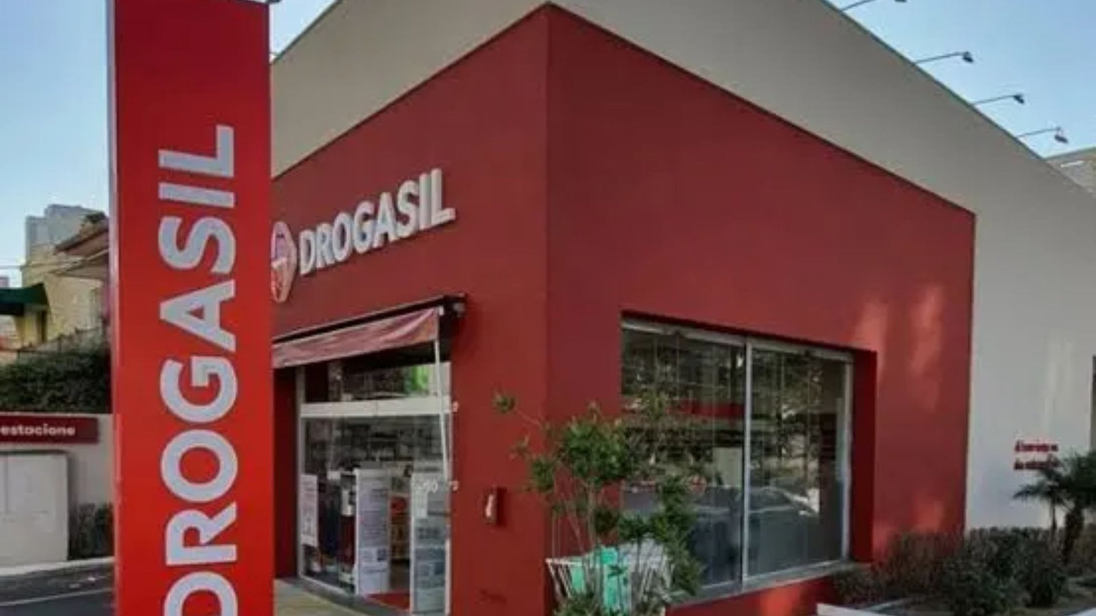 Fachada de uma unidade da Drogasil no Grande Recife