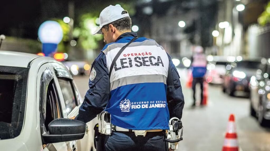 Fiscalização da Lei Seca em operação de trânsito.