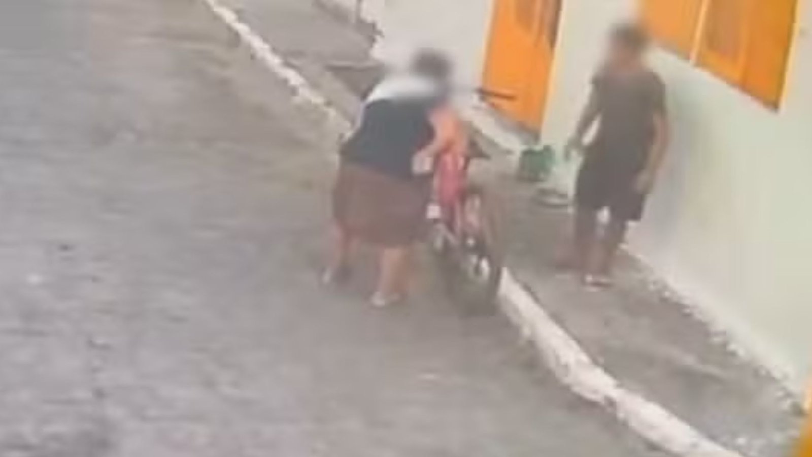Câmera registra abordagem contra idosa em via pública de Cupira