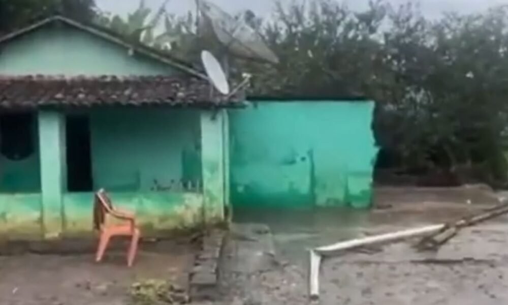 Casa parcialmente destruída após rompimento de açude em Bonito