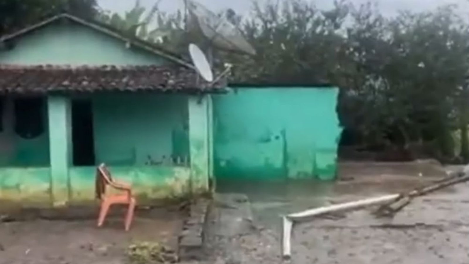 Casa parcialmente destruída após rompimento de açude em Bonito