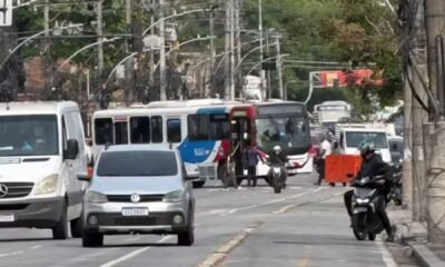 Ônibus usado como barricada na Zona Norte do Rio.