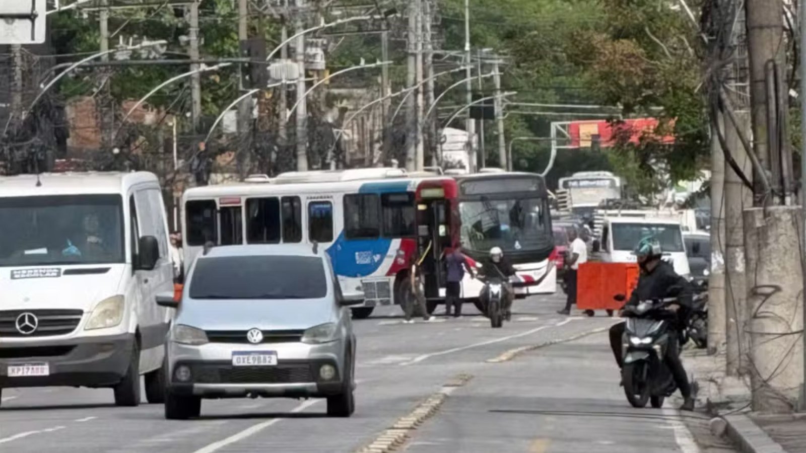 Ônibus usado como barricada na Zona Norte do Rio.