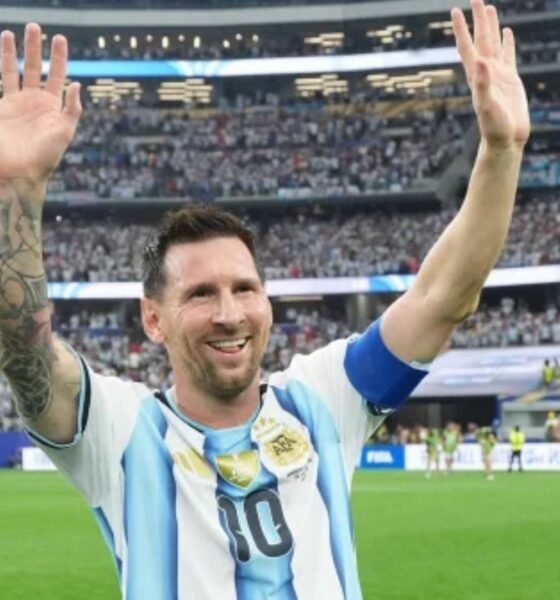 Lionel Messi com a camisa da seleção argentina