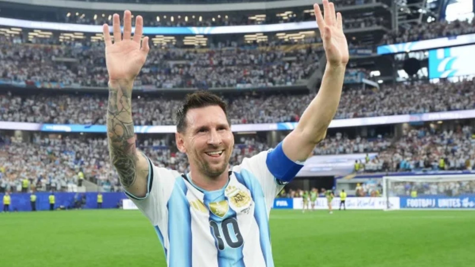Lionel Messi com a camisa da seleção argentina