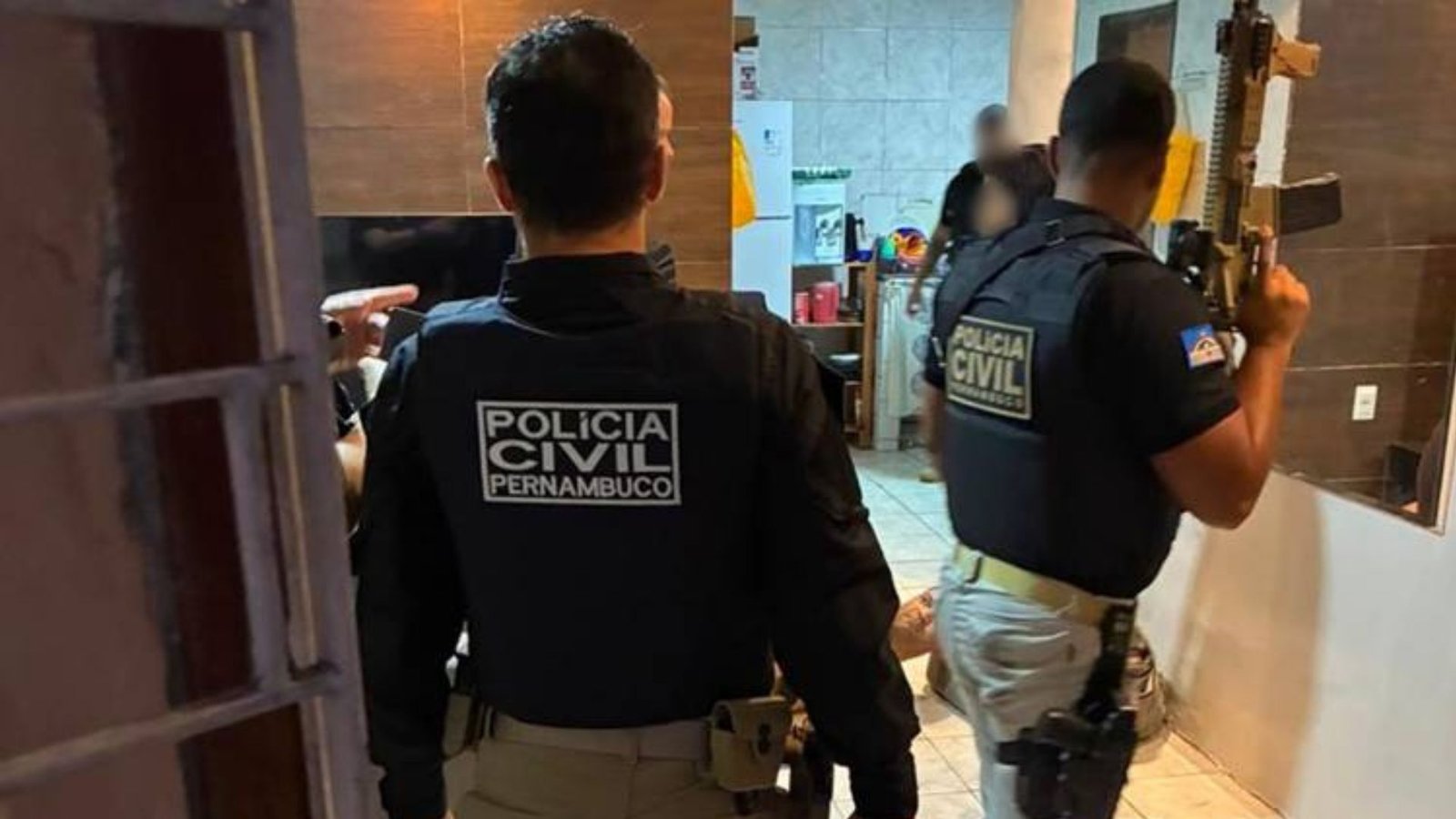 Policiais civis durante operação de combate ao crime organizado no Recife - (Operação Revocation)
