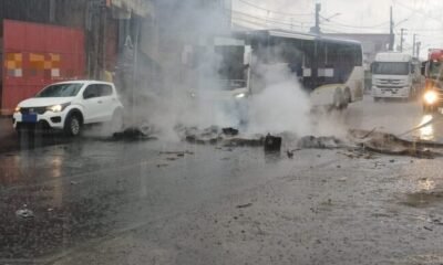 Protesto com pneus incendiados na BR-101 em Jaboatão dos Guararapes
