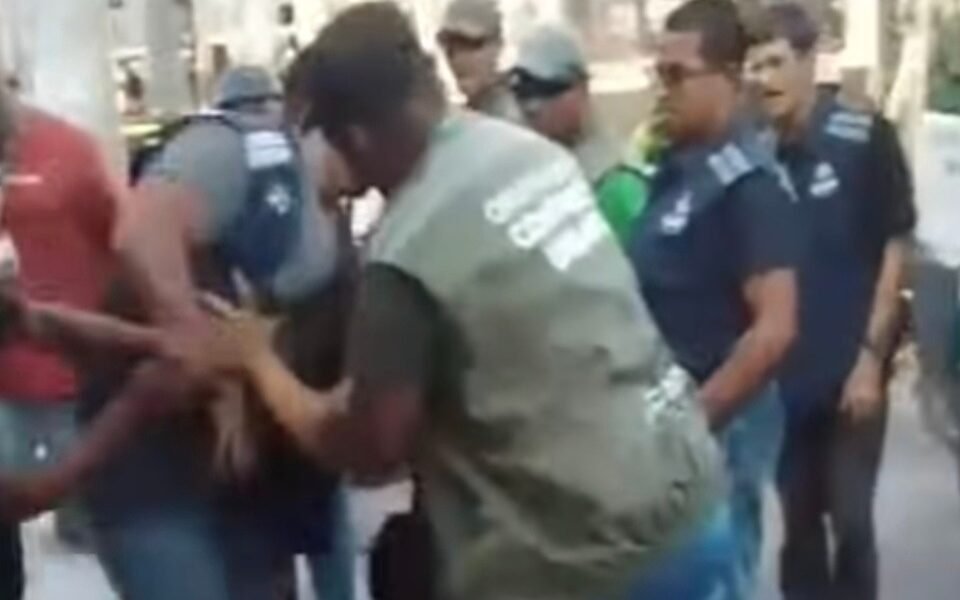 Confronto durante fiscalização do comércio informal no Centro do Cabo