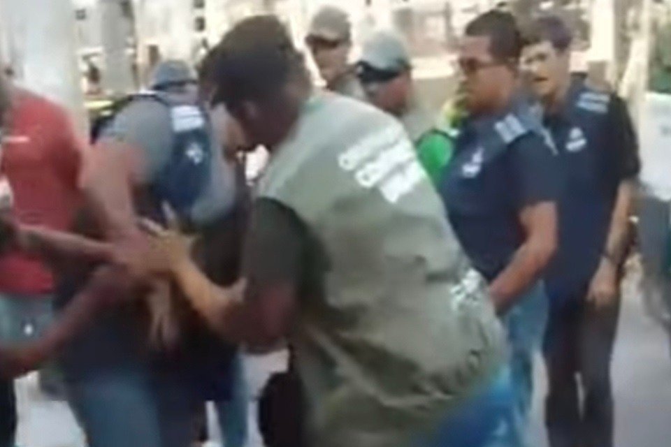 Confronto durante fiscalização do comércio informal no Centro do Cabo