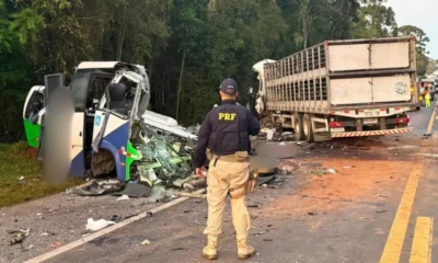 Micro-ônibus destruído após colisão com carreta na BR-373, no Paraná
