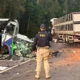 Micro-ônibus destruído após colisão com carreta na BR-373, no Paraná