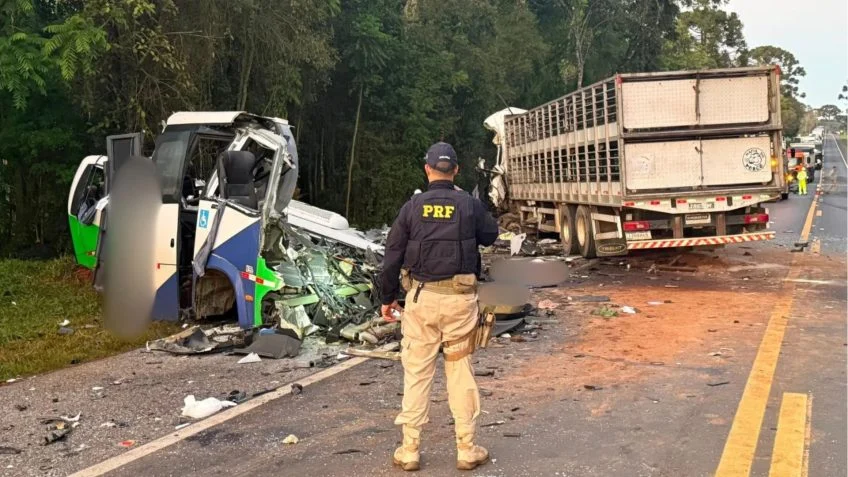 Micro-ônibus destruído após colisão com carreta na BR-373, no Paraná