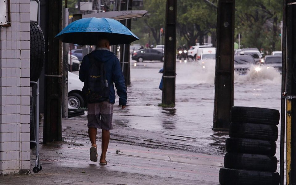 Chuva forte atinge bairros do Recife durante alerta meteorológico