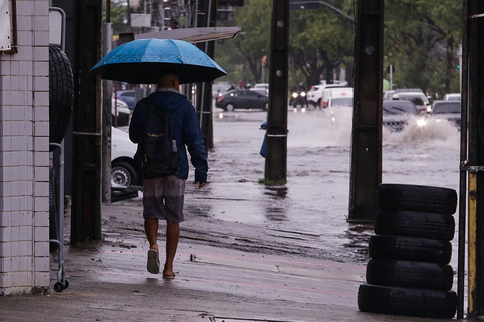 Chuva forte atinge bairros do Recife durante alerta meteorológico