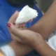 Adolescente de 13 anos que teve parte do dedo amputada após acidente em escola do Recife.