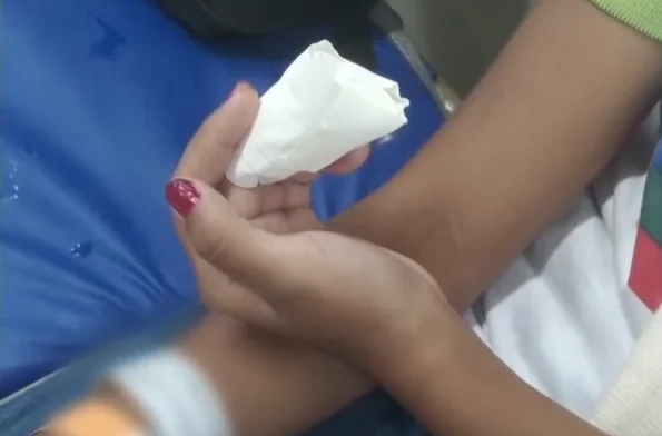 Adolescente de 13 anos que teve parte do dedo amputada após acidente em escola do Recife.
