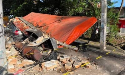 Destroços de muro que desabou no Janga, em Paulista