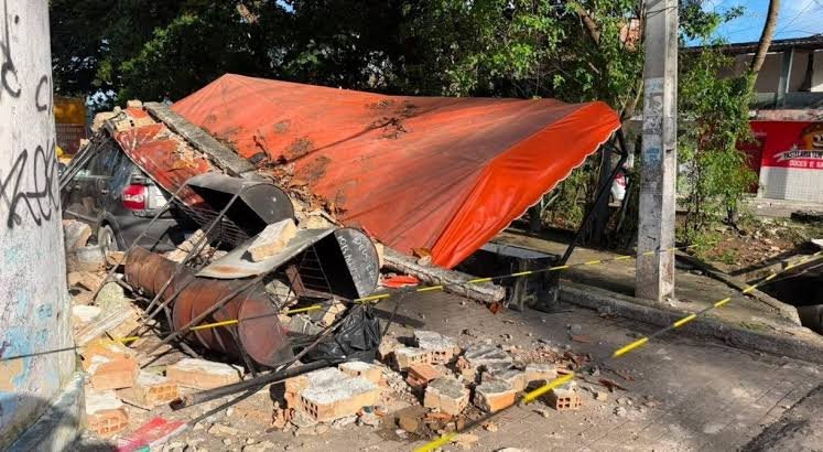 Destroços de muro que desabou no Janga, em Paulista