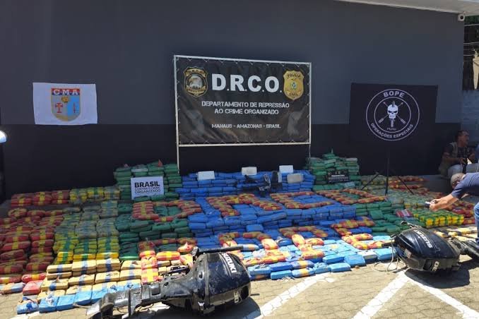 Polícia apreende drogas, arma e munições durante operação no interior do Amazonas.