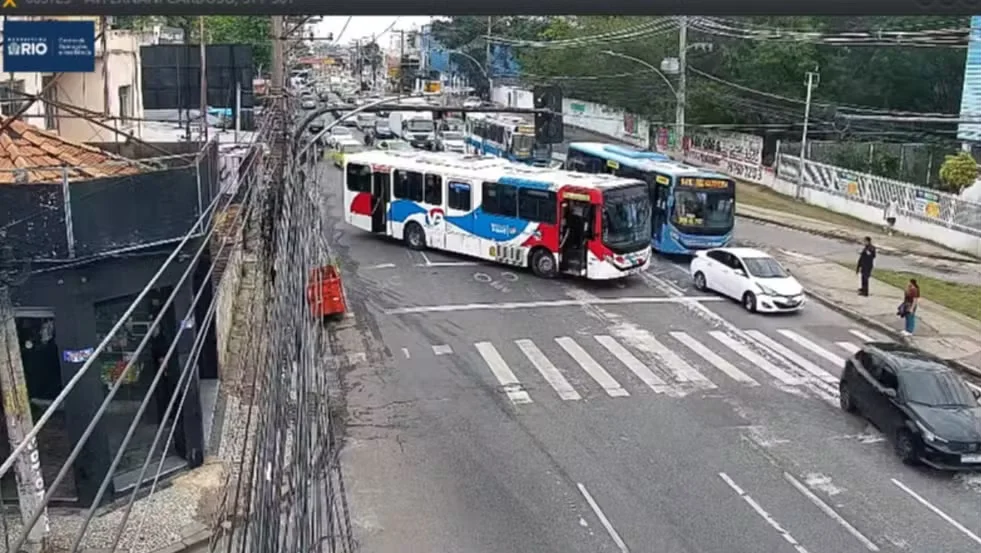 Ônibus atravessados como barricadas em rua da Zona Norte do Rio