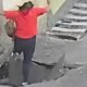 Mulher cai em cratera aberta na Rua São Sebastião, em Vitória de Santo Antão