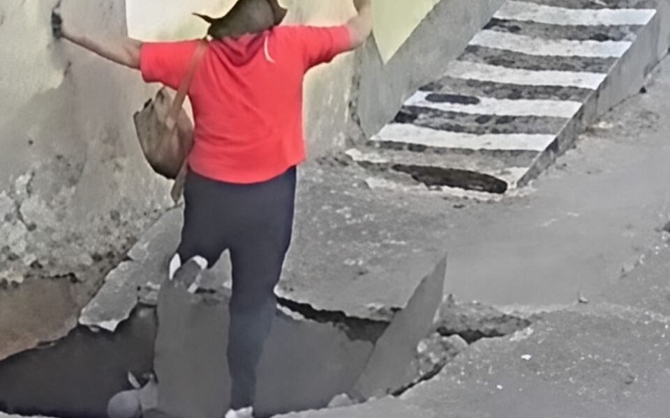 Mulher cai em cratera aberta na Rua São Sebastião, em Vitória de Santo Antão
