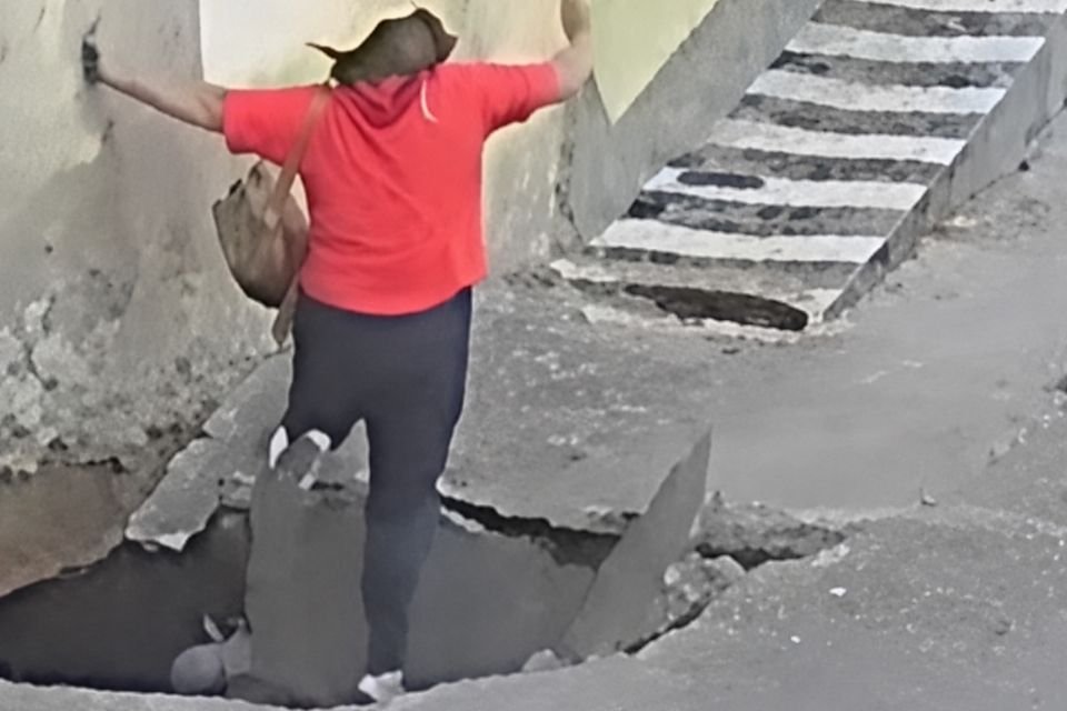 Mulher cai em cratera aberta na Rua São Sebastião, em Vitória de Santo Antão