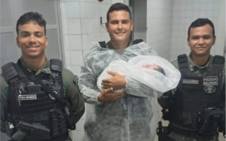 Policiais ajudam mulher durante parto em Itamaracá
