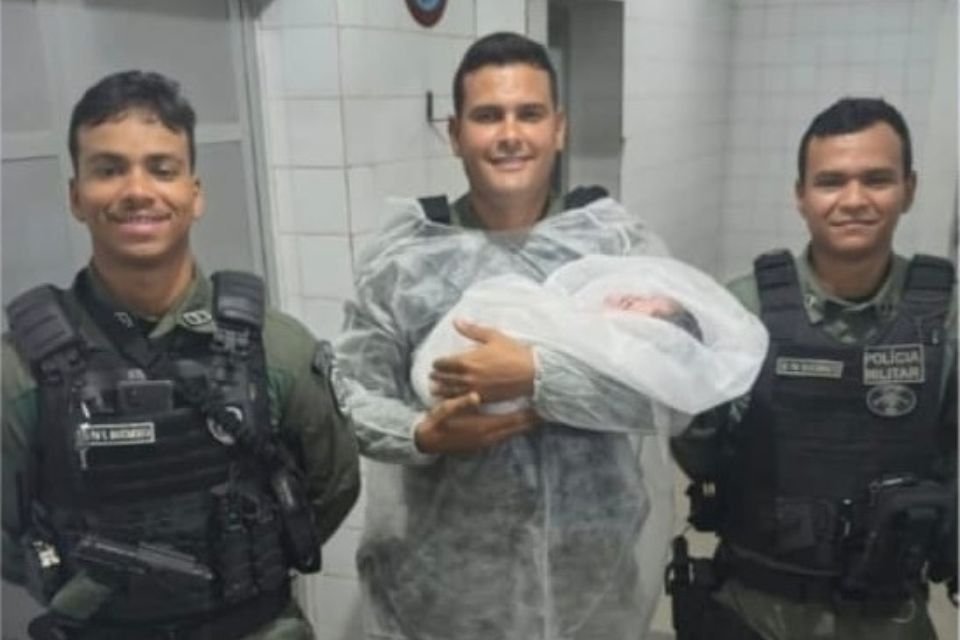 Policiais ajudam mulher durante parto em Itamaracá