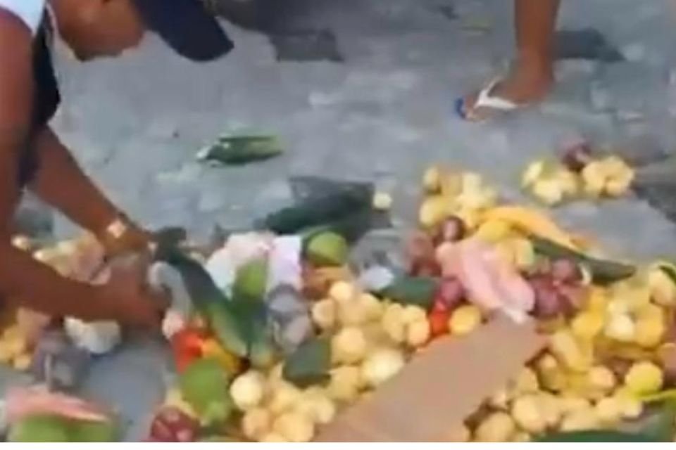 Mercadorias de ambulantes ficam espalhadas durante fiscalização no Centro do Cabo.