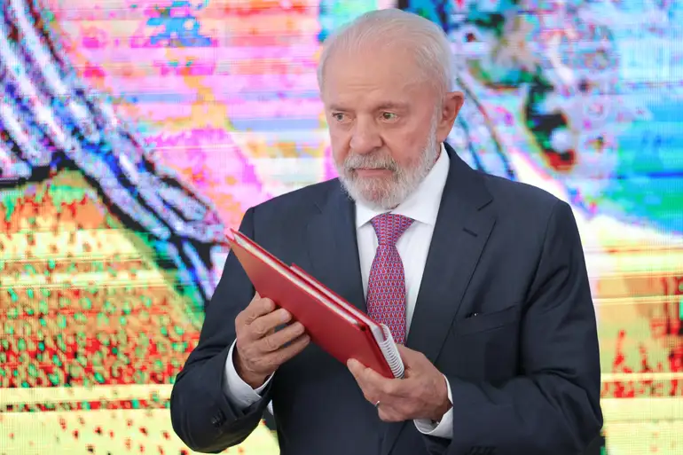 Lula defende mais investimentos em Defesa durante cerimônia no QG do Exército.