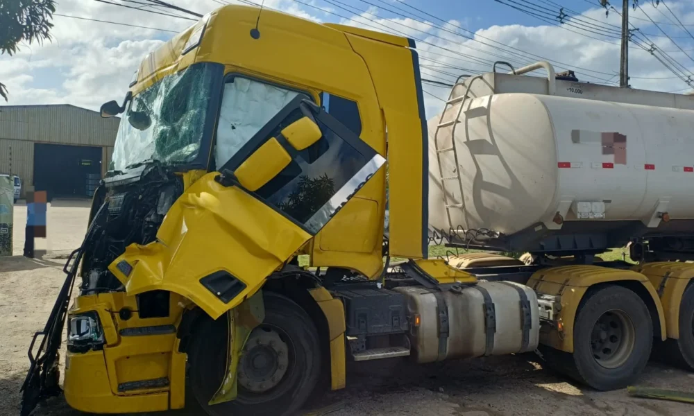 Caminhão tombado na BR-101 em Jaboatão