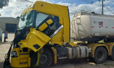 Caminhão tombado na BR-101 em Jaboatão