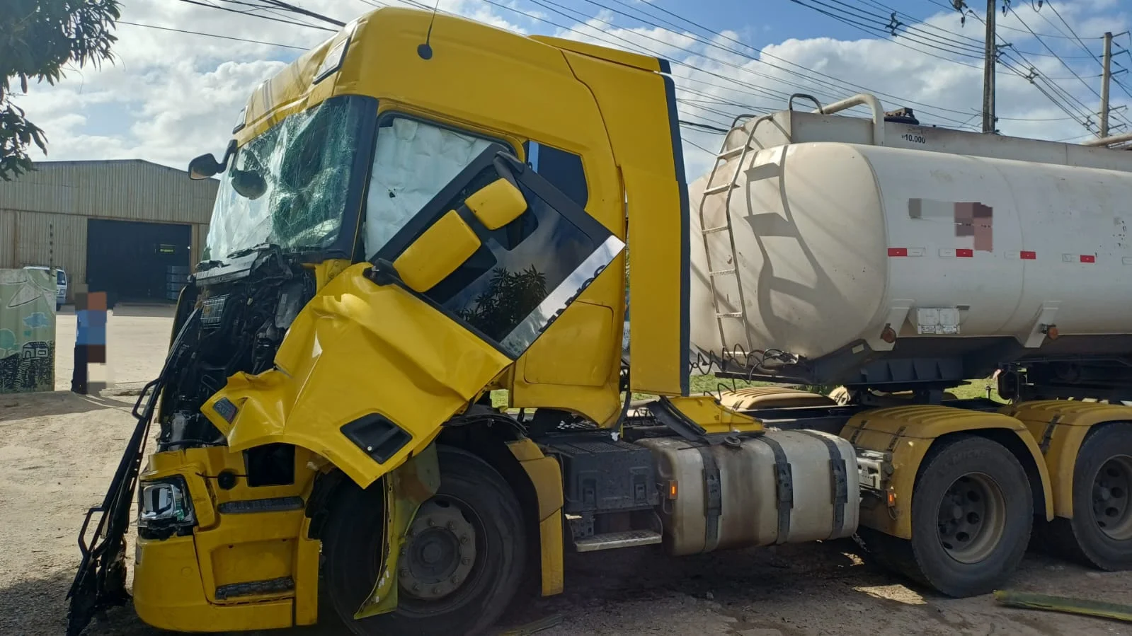 Caminhão tombado na BR-101 em Jaboatão