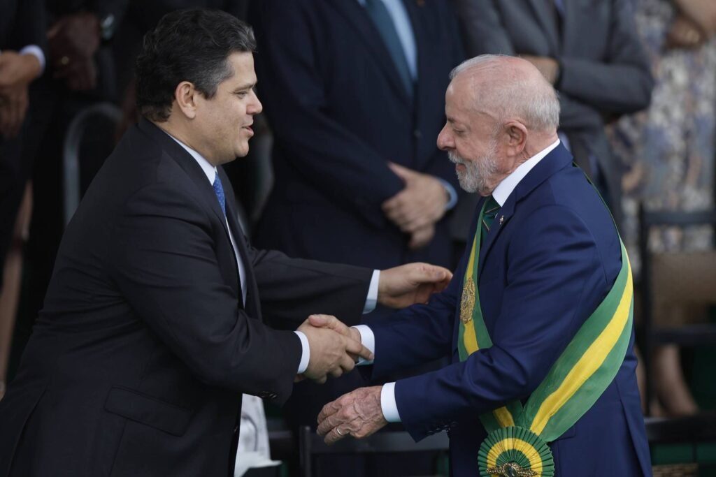 Lula cumprimenta Davi Alcolumbre, presidente do Senado Federal, durante o desfile de 7 de Setembro