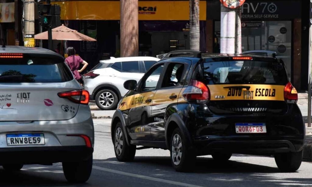 Carro de autoescola durante aula prática