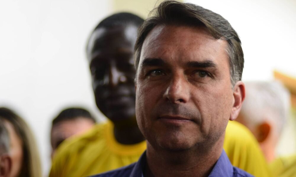 Flávio Bolsonaro durante agenda política