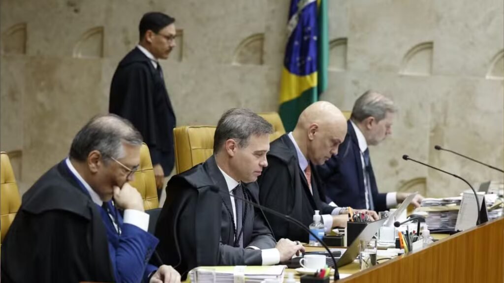 Flávio Dino e André Mendonça durante sessão no STF