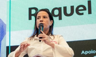 Raquel Lyra fala ao microfone durante evento institucional em Pernambuco.