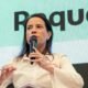 Raquel Lyra fala ao microfone durante evento institucional em Pernambuco.