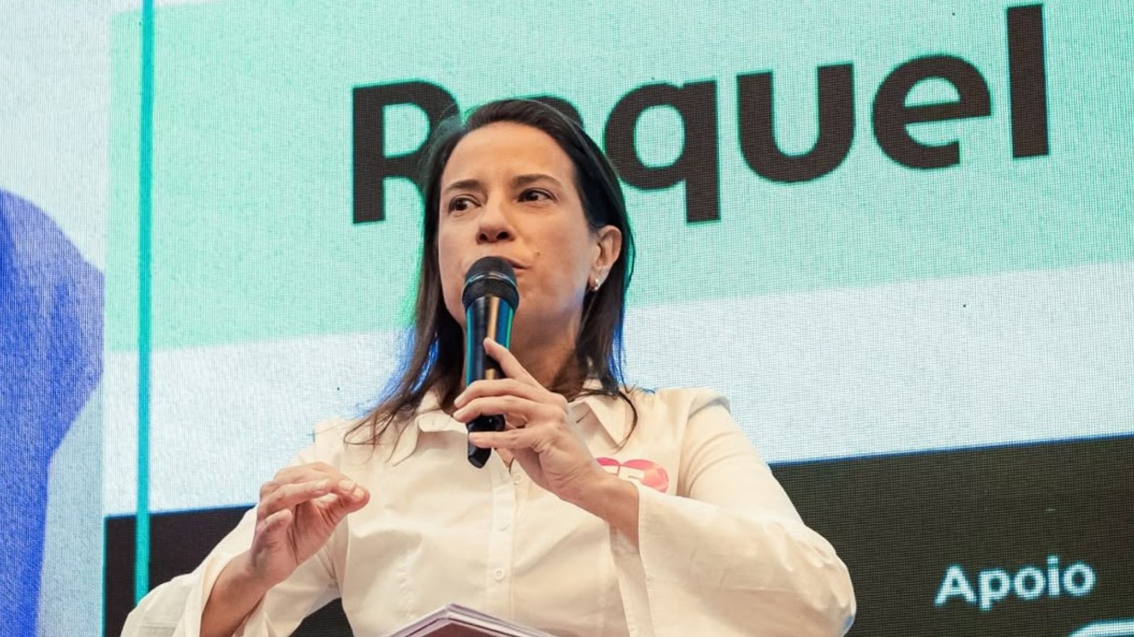 Raquel Lyra fala ao microfone durante evento institucional em Pernambuco.