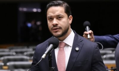Adail Filho durante discurso na Câmara dos Deputados