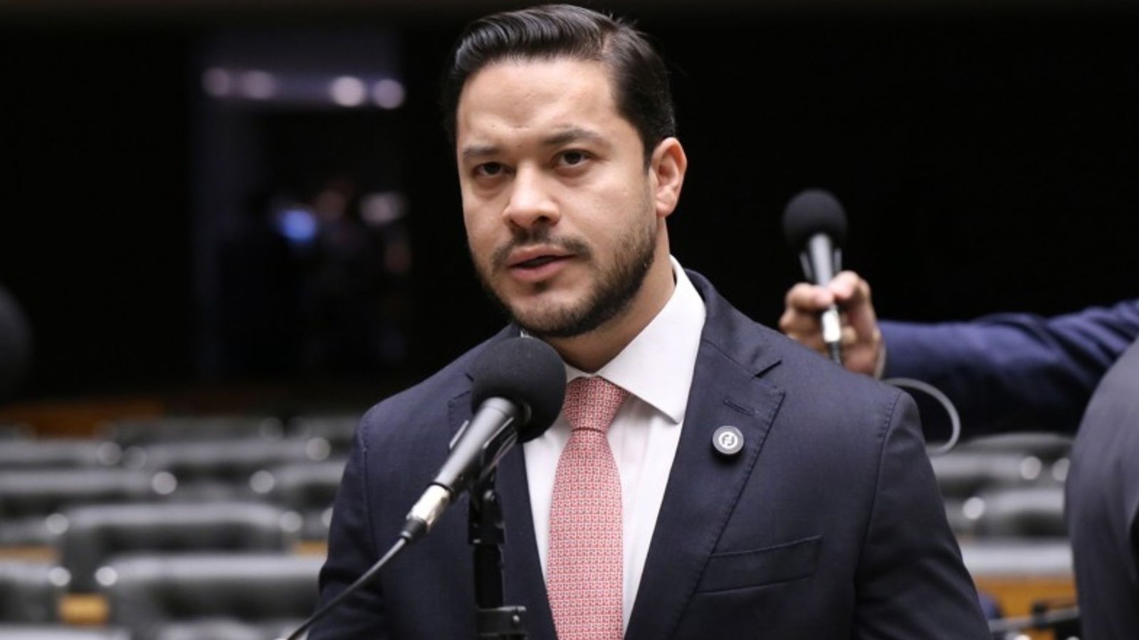 Adail Filho durante discurso na Câmara dos Deputados