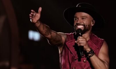 Alexandre Pires canta ao microfone durante apresentação