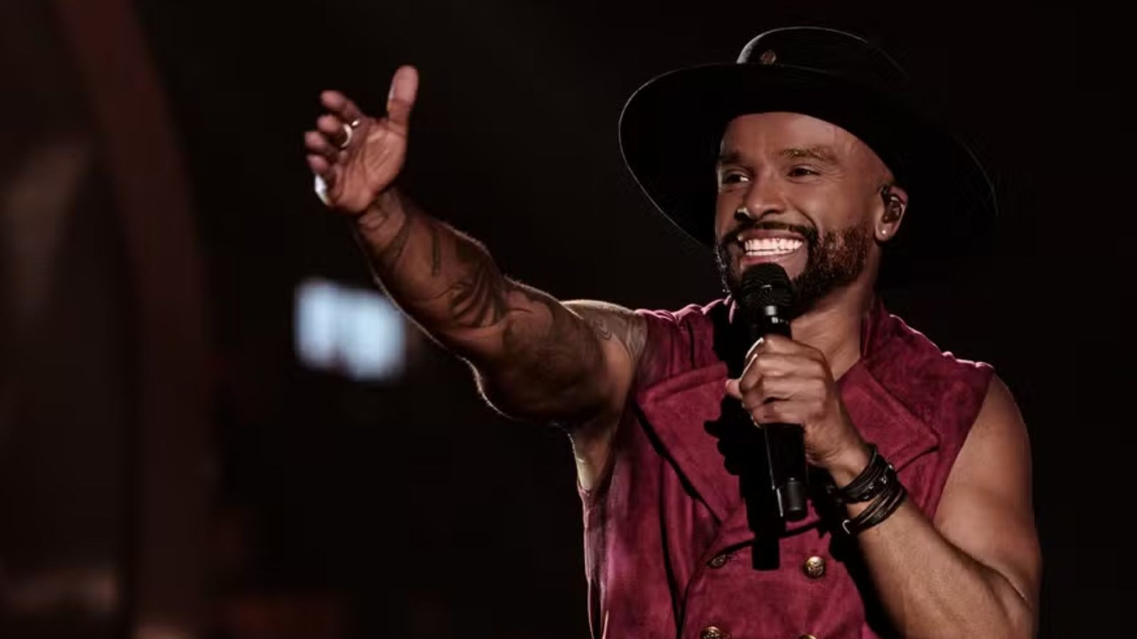 Alexandre Pires canta ao microfone durante apresentação
