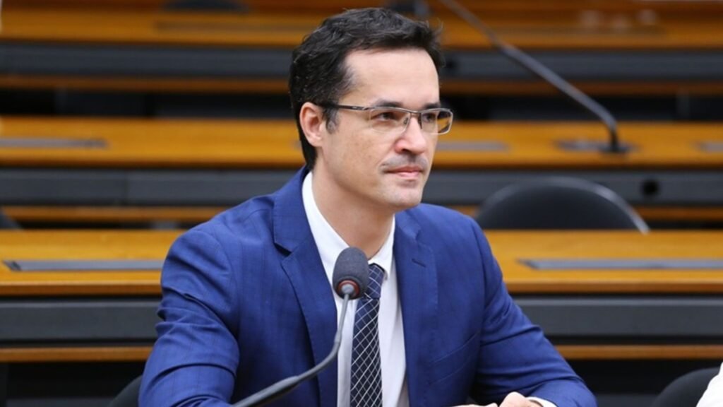 Deltan Dallagnol sentado diante de um microfone