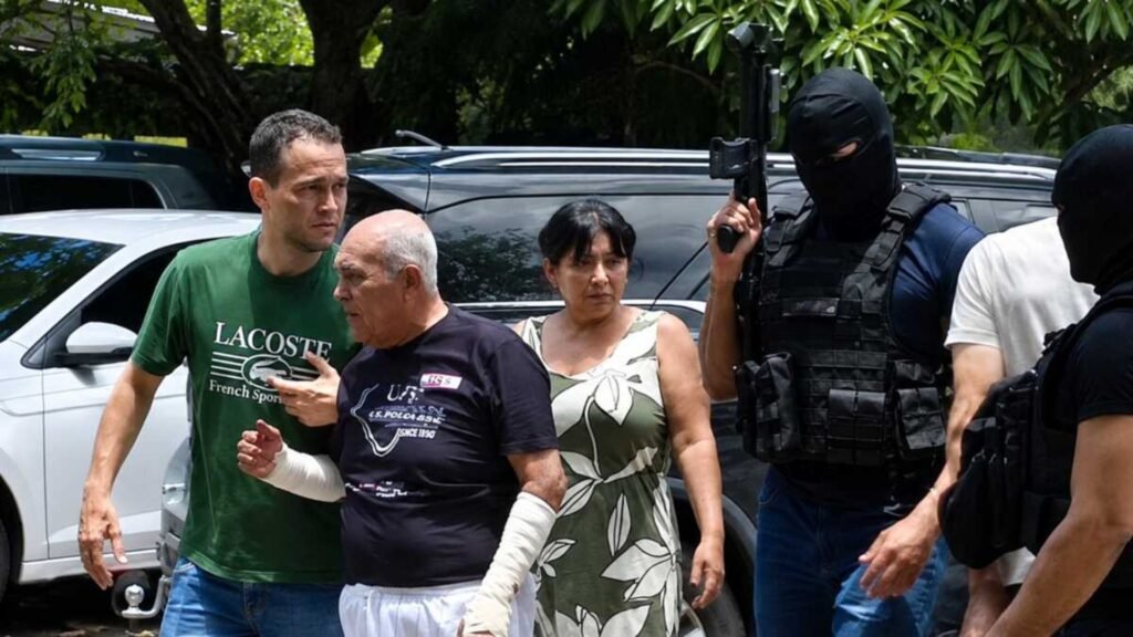 José Arimatea com os braços enfaixados após o resgate
