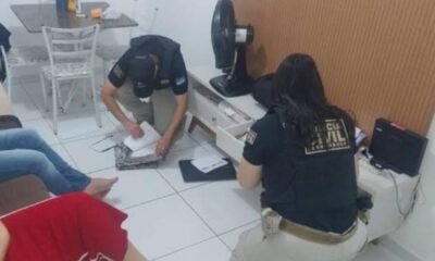 Policiais civis cumprem mandado de busca durante a Operação Anamnese