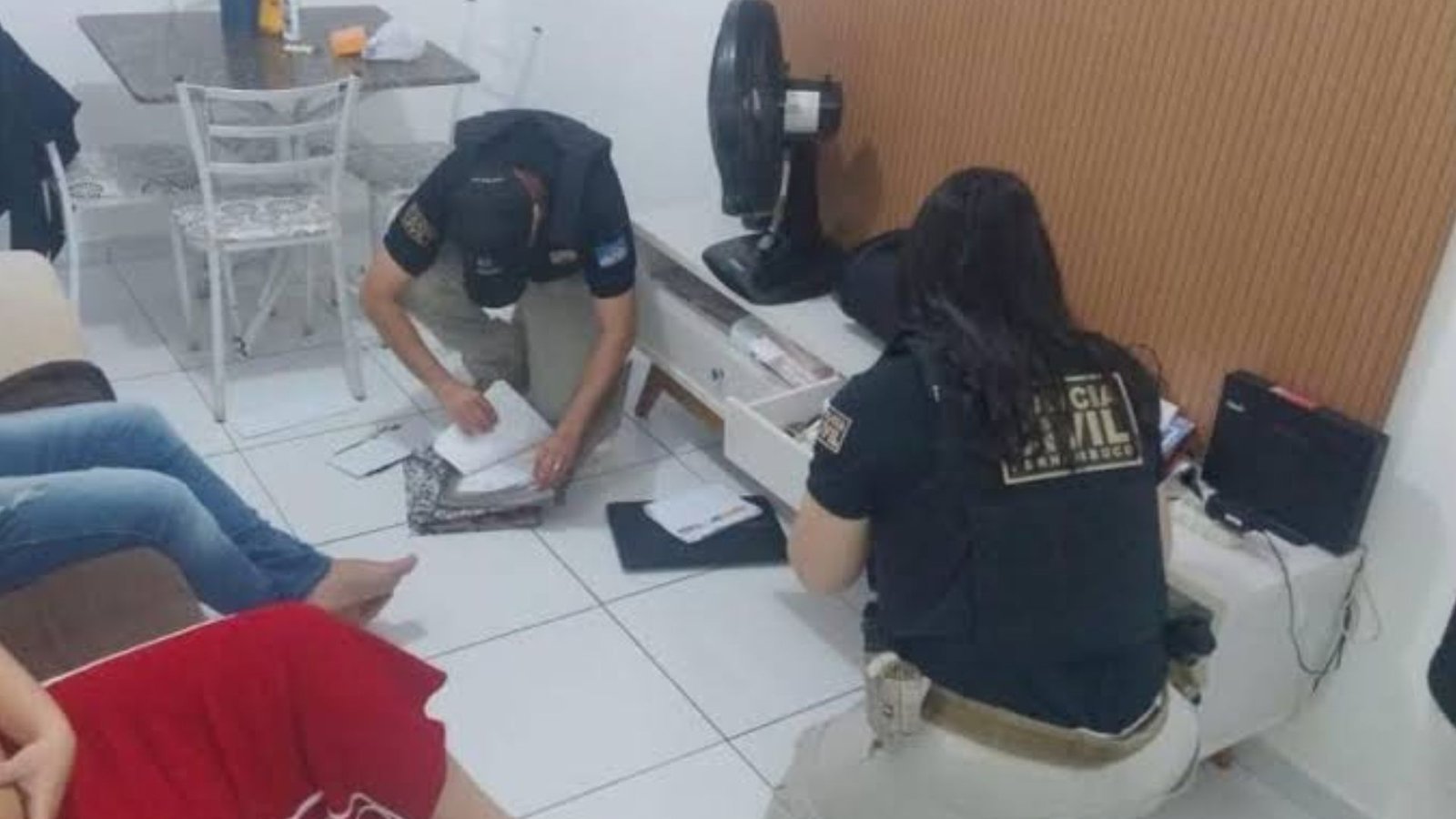 Policiais civis cumprem mandado de busca durante a Operação Anamnese